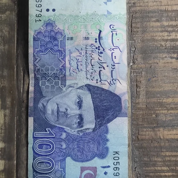 Assorted World Currency Notes - Picture 5 of 16